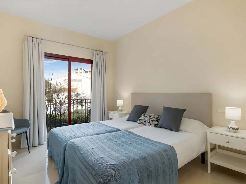Apartamento Bahía Alcántara Dormitorio moderno con cama doble, terraza y decoración minimalista contemporánea