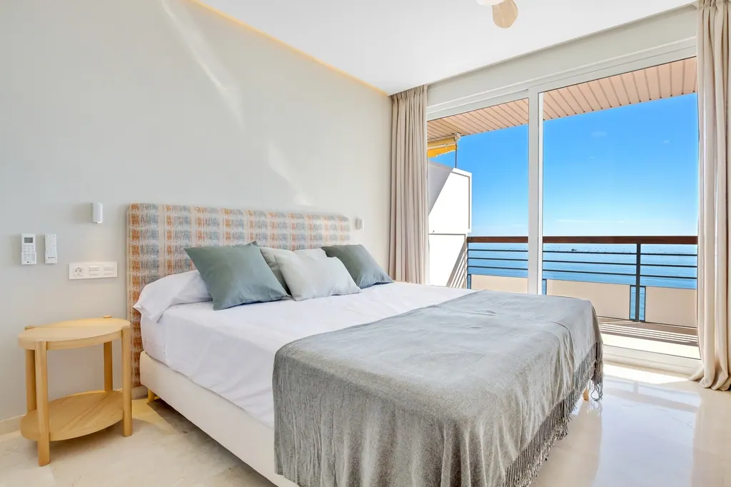 Castillo de Santa Clara Dormitorio moderno con vista al mar y balcón privado
