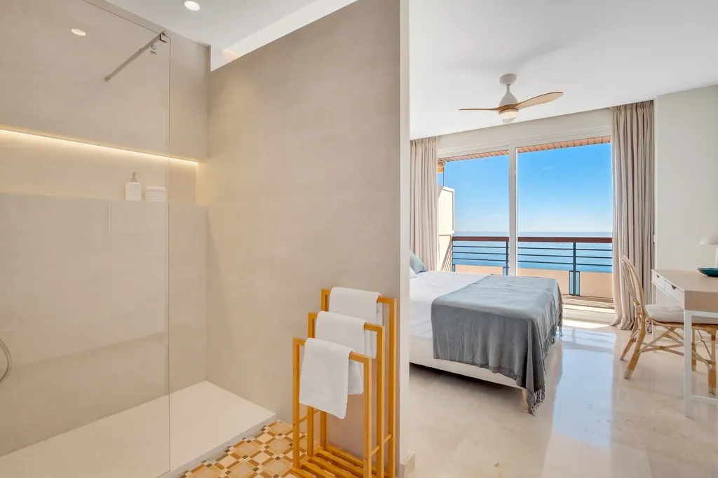 Castillo de Santa Clara Habitación moderna con baño integrado y vistas al mar Mediterráneo