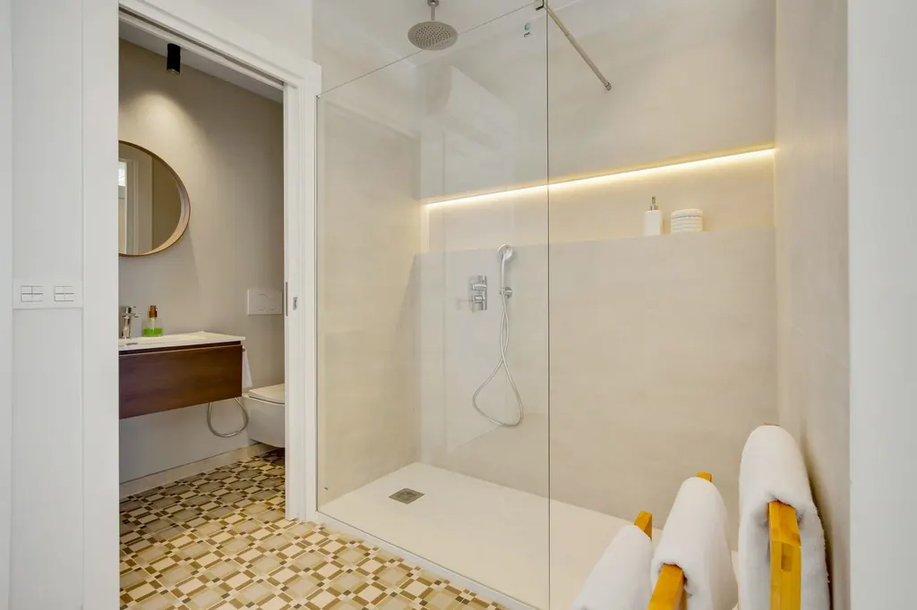 Castillo de Santa Clara Baño moderno minimalista con ducha de cristal e iluminación LED integrada