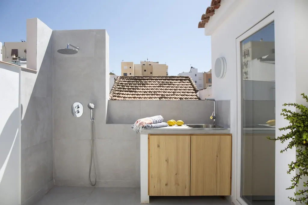 Casa Vacacional Ducha exterior moderna con mueble de madera y encimera de cemento