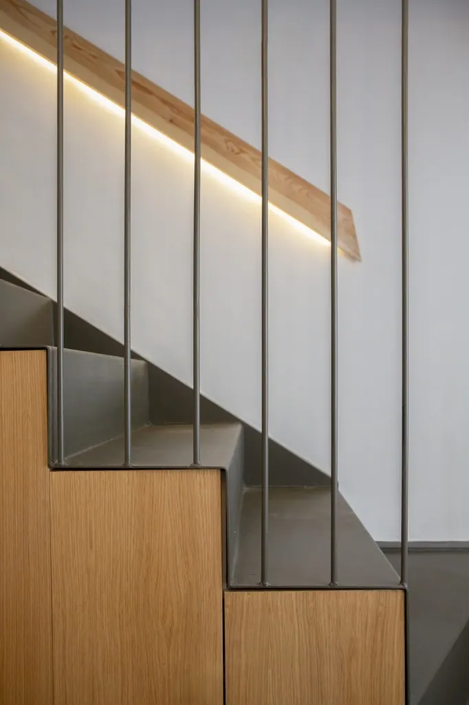 Casa Vacacional Escalera moderna minimalista con barandilla metálica y iluminación LED integrada