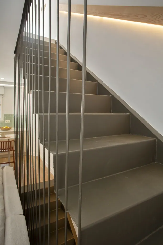 Casa Vacacional Escalera moderna con barandilla metálica vertical y iluminación LED integrada