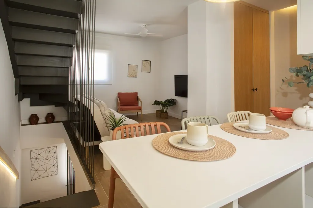 Casa Vacacional Comedor moderno con escalera negra y sala de estar integrada