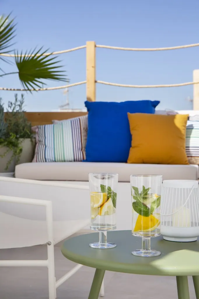 Casa Vacacional Terraza moderna con bebidas refrescantes de limón y menta en mesa verde