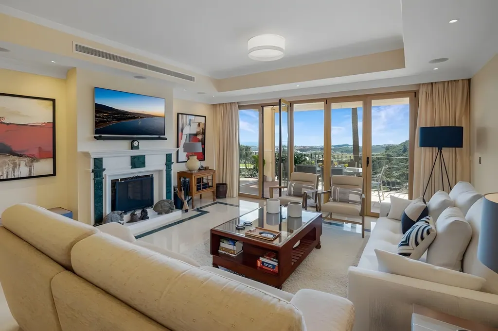 Villa los Arqueros Golf Sala de estar moderna con chimenea y vistas panorámicas al exterior