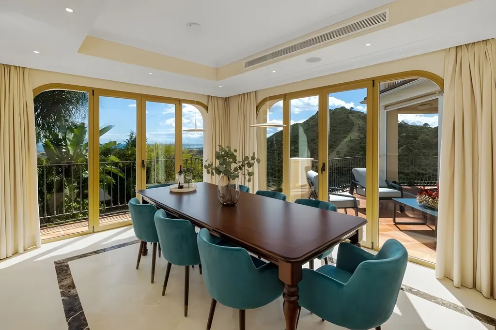 Villa los Arqueros Golf Elegante comedor con mesa de madera y sillas verdes con vistas a montañas
