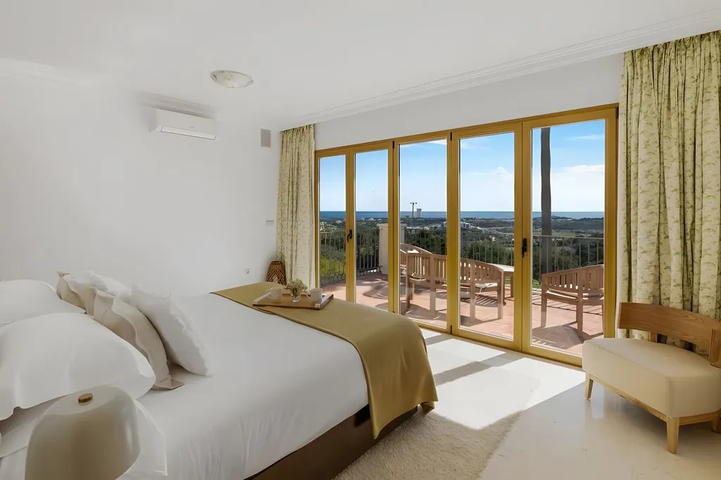 Villa los Arqueros Golf Dormitorio moderno con vistas al mar y puertas correderas de madera