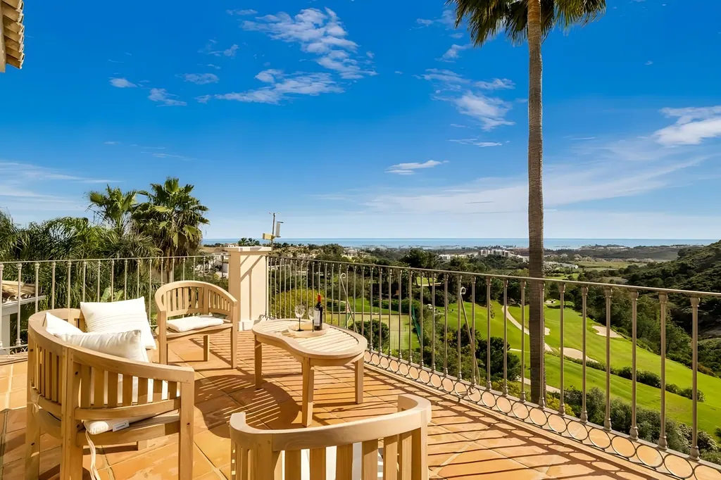 Villa los Arqueros Golf Terraza con muebles de madera y vistas al campo de golf