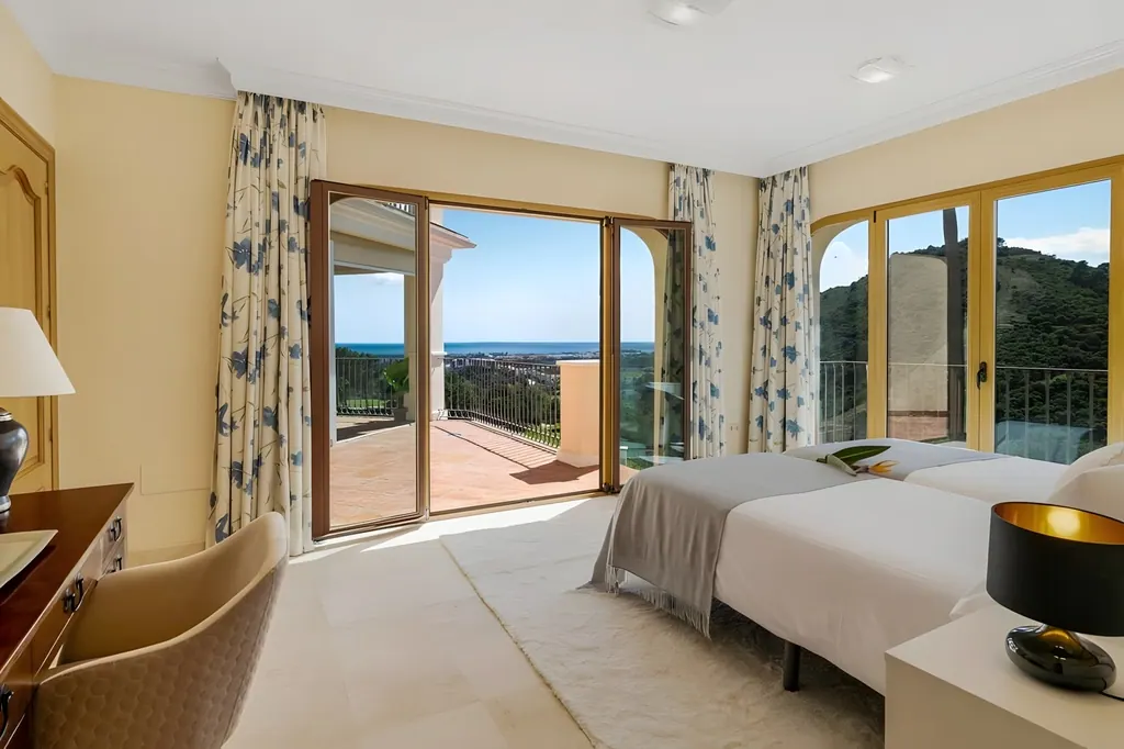 Villa los Arqueros Golf Dormitorio luminoso con puertas abiertas a terraza con vistas al mar