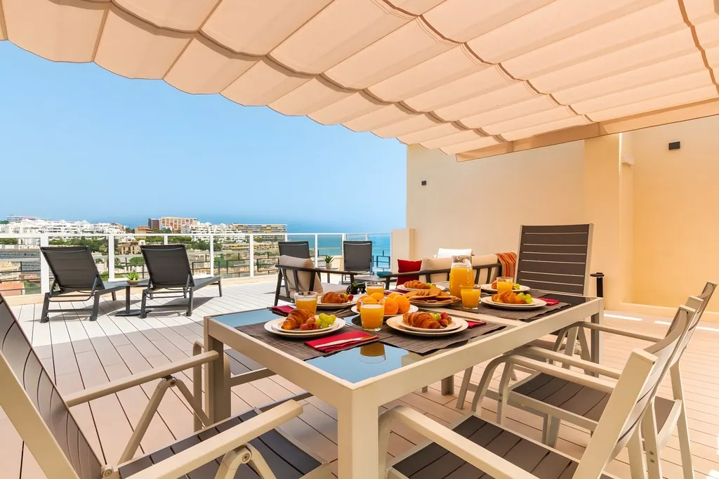 Ático en la Carihuela Terraza con desayuno y vistas al mar en resort costero