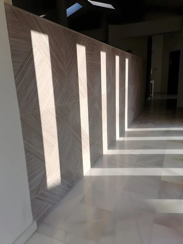 Chalet Unifamiliar Escalera moderna con pared texturizada y franjas iluminadas LED empotradas