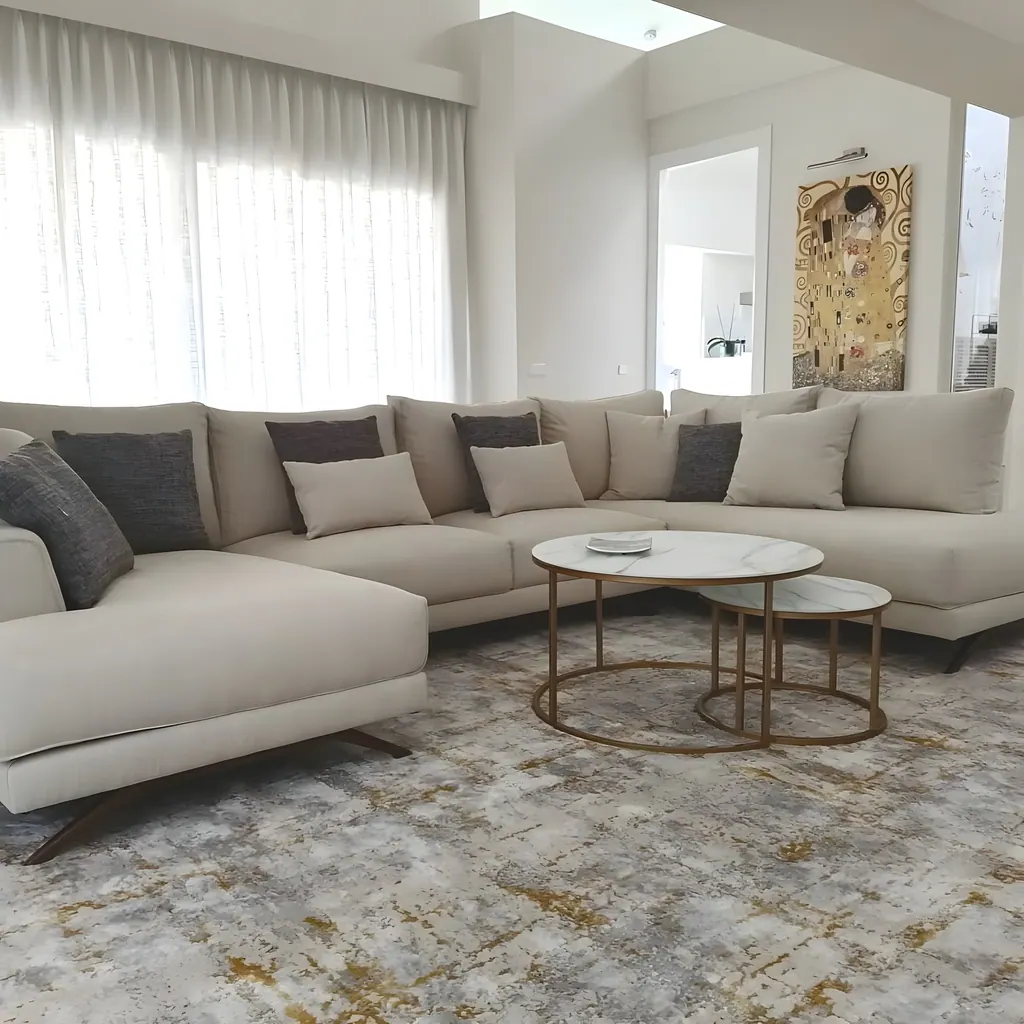 Chalet Unifamiliar Sala de estar moderna con sofá beige y mesas nido doradas