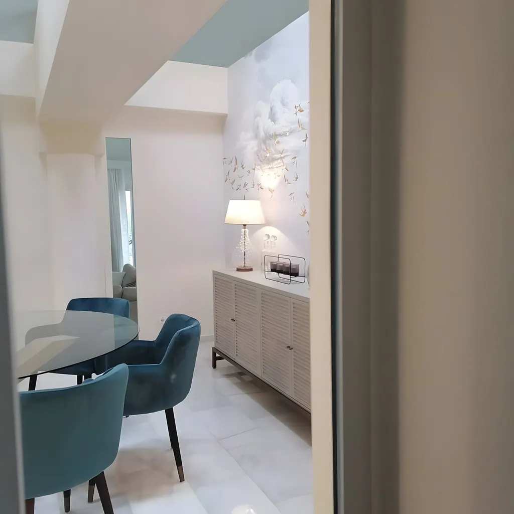 Chalet Unifamiliar Comedor moderno con sillas azules y aparador beige con lámpara decorativa