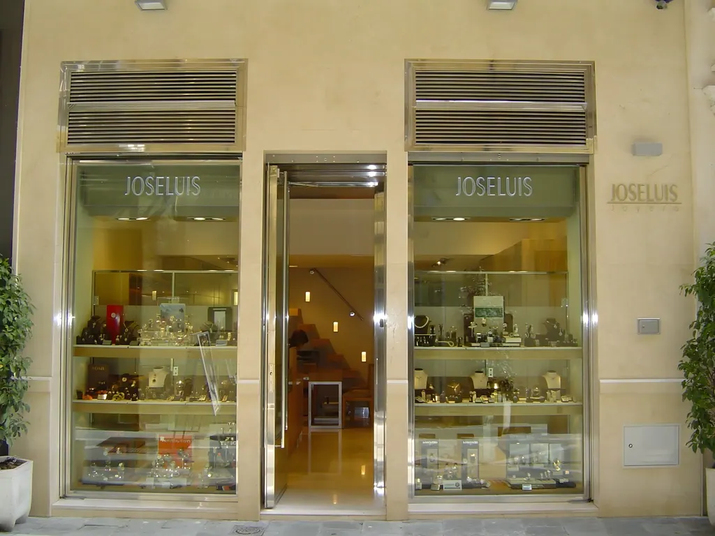 Comerciales Tienda Joseluis con vitrinas de joyería y relojes de lujo