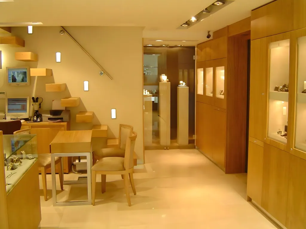 Comerciales Interior de tienda moderna con muebles de madera y iluminación cálida