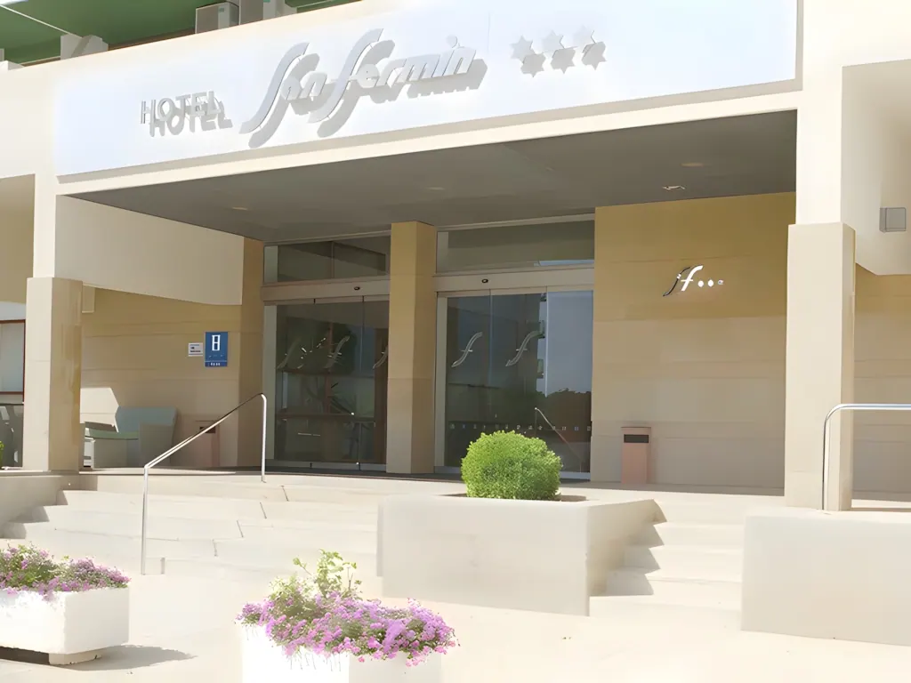 Comerciales Entrada principal Hotel Spa Familia con tres estrellas y escaleras