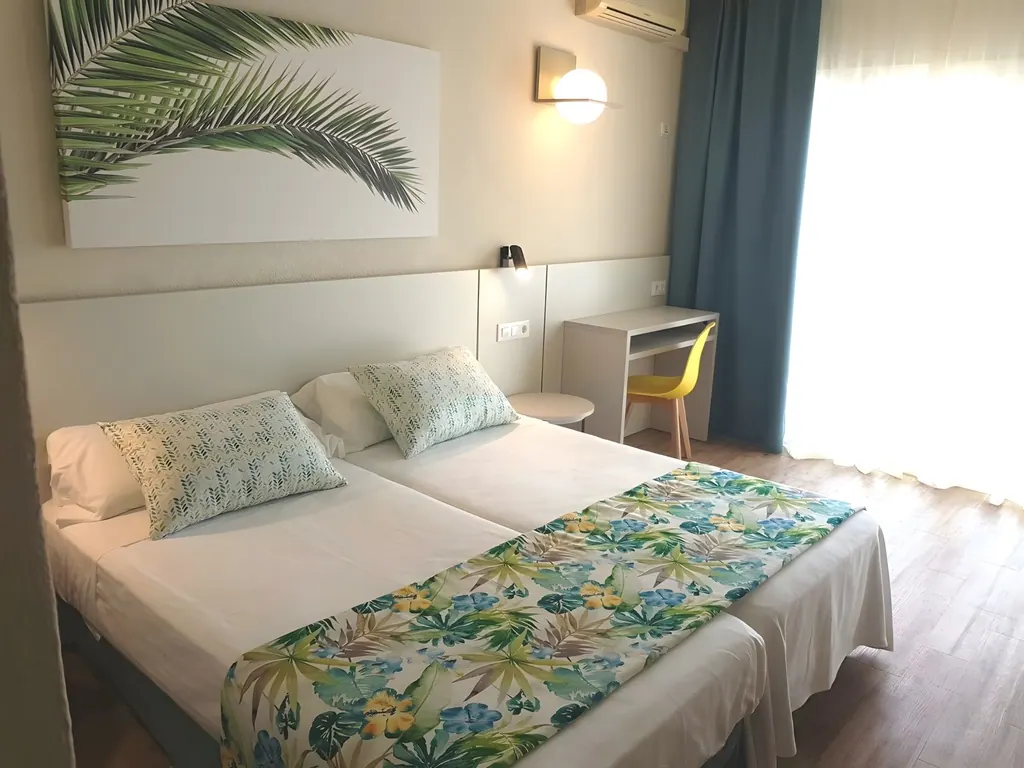 Comerciales Habitación de hotel moderna con cama doble decoración tropical y escritorio