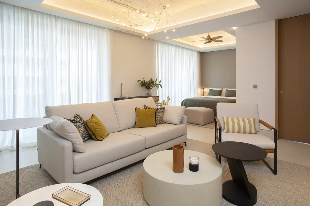 Málaga Towers Sala de estar moderna con sofá beige y decoración minimalista contemporánea