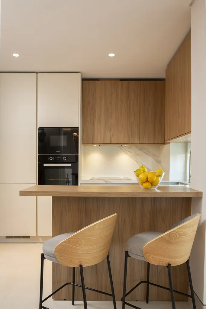 Málaga Towers Cocina moderna con barra desayunador de madera y taburetes contemporáneos