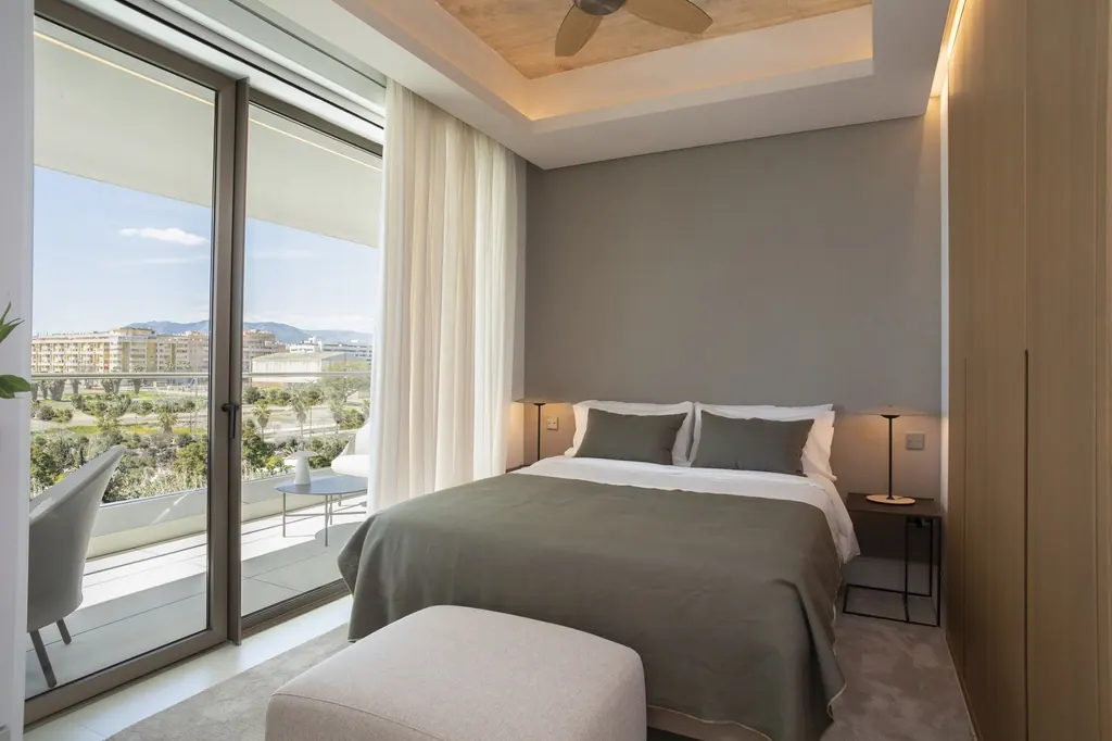Málaga Towers Dormitorio moderno con balcón y vistas a la ciudad