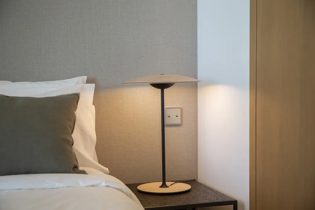Málaga Towers Lámpara de mesa moderna en dormitorio minimalista con cama blanca