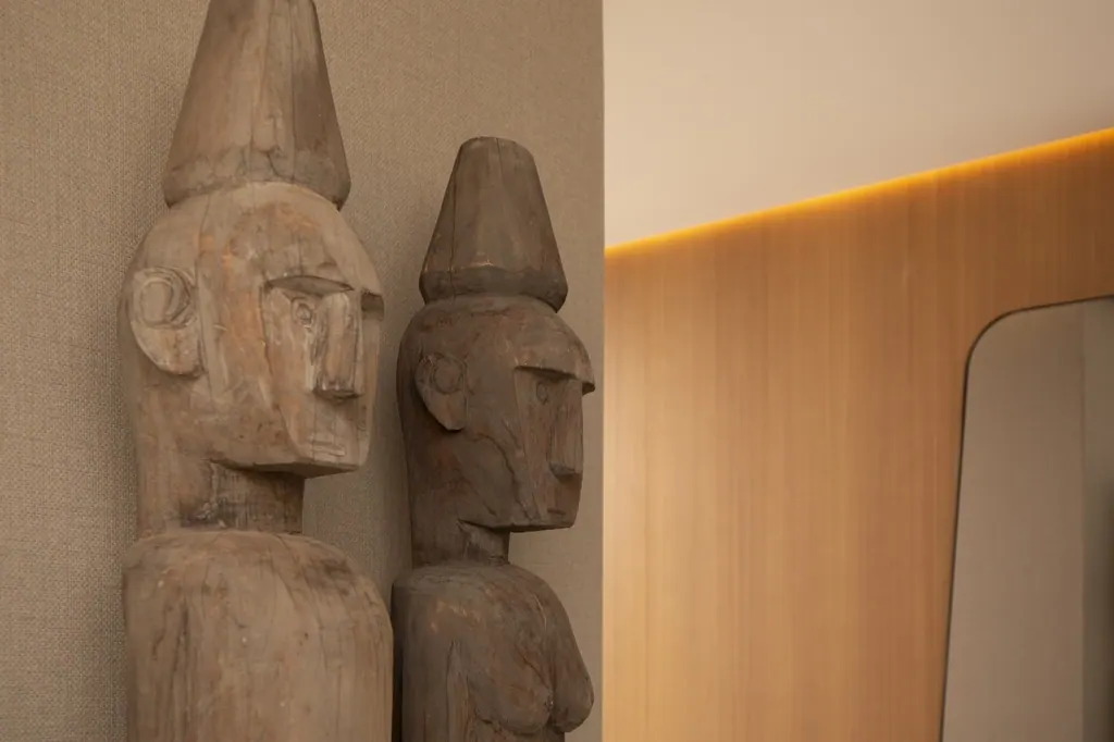 Málaga Towers Esculturas africanas de madera tallada con tocados cónicos en exhibición