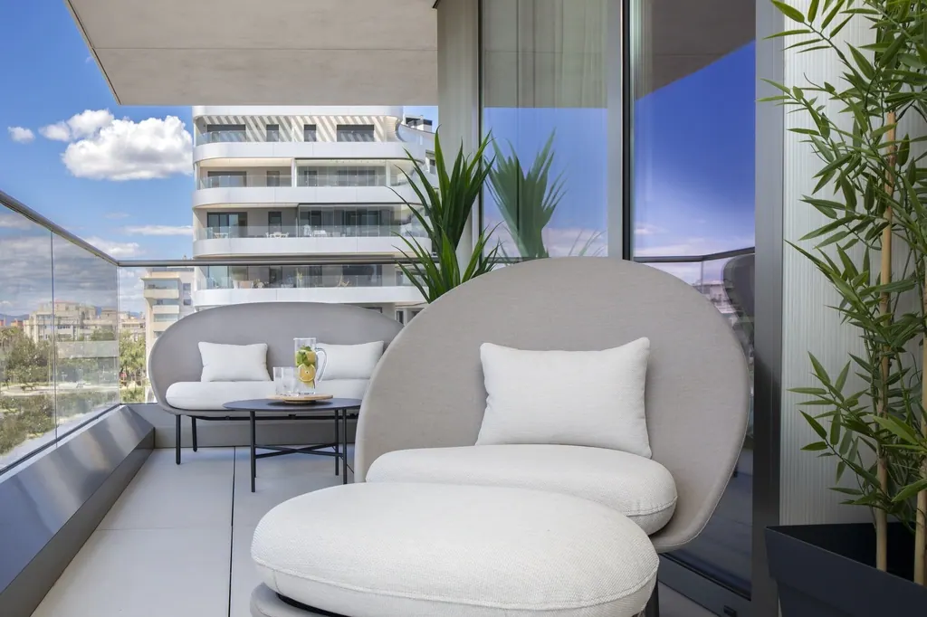 Málaga Towers Terraza moderna con muebles blancos y vistas a edificios urbanos