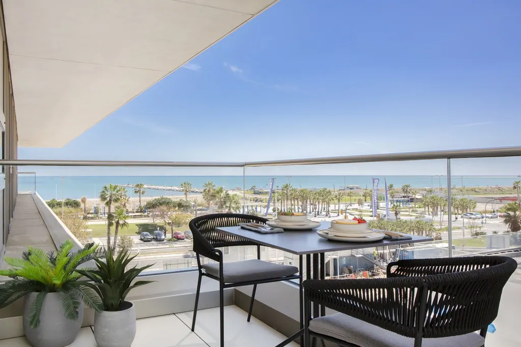 Málaga Towers Terraza moderna con vistas al mar y palmeras en residencial costero