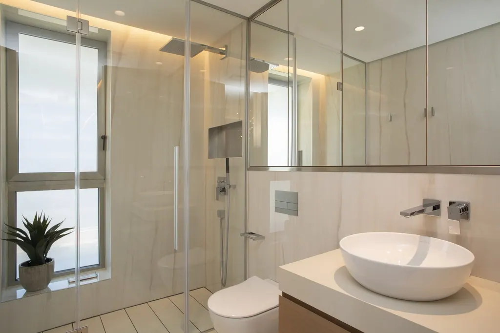 Málaga Towers Baño moderno minimalista con lavabo blanco sobre encimera y mampara de vidrio