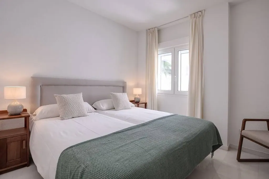 Las Gaviotas Dormitorio moderno minimalista con cama doble y decoración neutra elegante