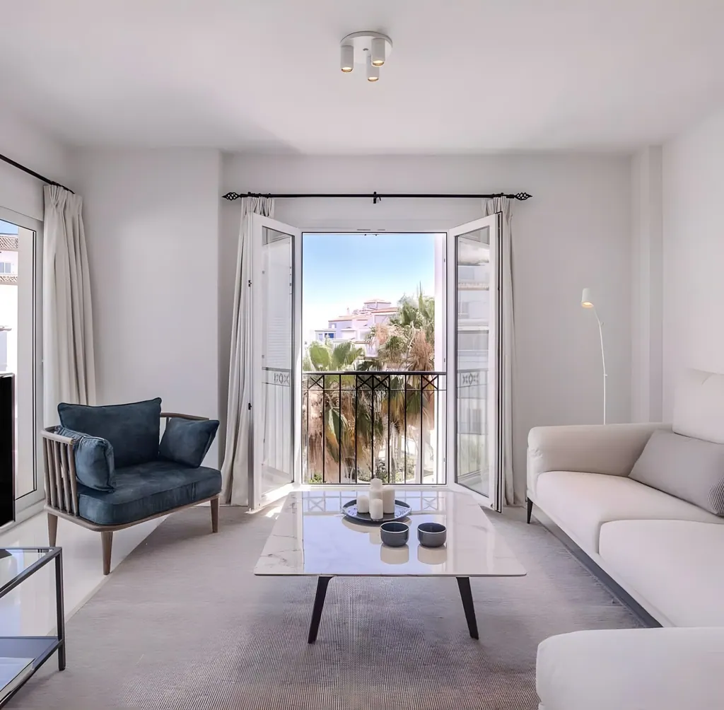 Las Gaviotas Sala de estar moderna con balcón, sofás y decoración minimalista