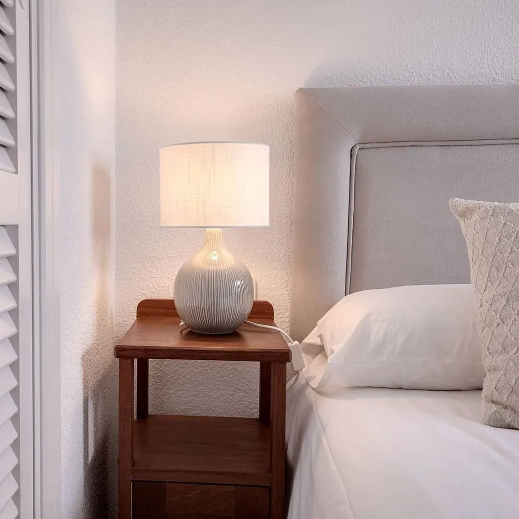 Las Gaviotas Lámpara de mesa moderna con base cerámica en dormitorio minimalista