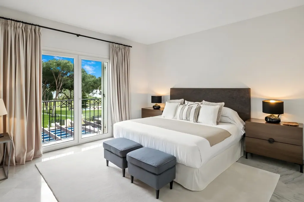 Casa Sevilla Dormitorio moderno con cama king size y balcón con vistas al jardín