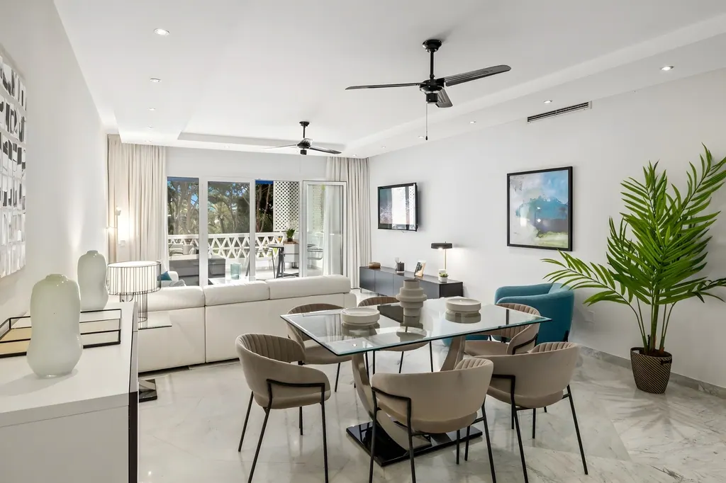 Casa Sevilla Sala de estar moderna con comedor integrado y decoración minimalista contemporánea