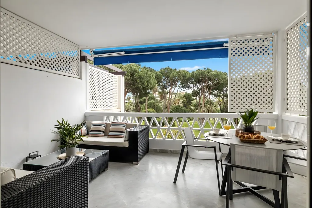 Casa Sevilla Terraza moderna con muebles de ratán y vistas al jardín