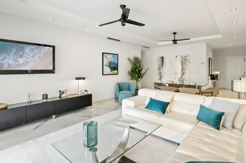 Casa Sevilla Sala de estar moderna con sofá blanco y acentos azules turquesa