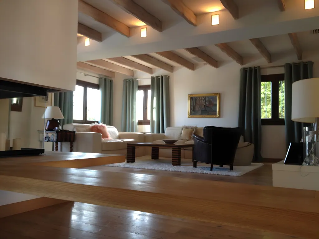 Villa el Olivar Sala de estar moderna con vigas de madera y muebles contemporáneos