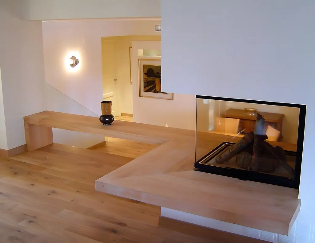 Villa el Olivar Chimenea moderna integrada en escaleras de madera con diseño minimalista contemporáneo