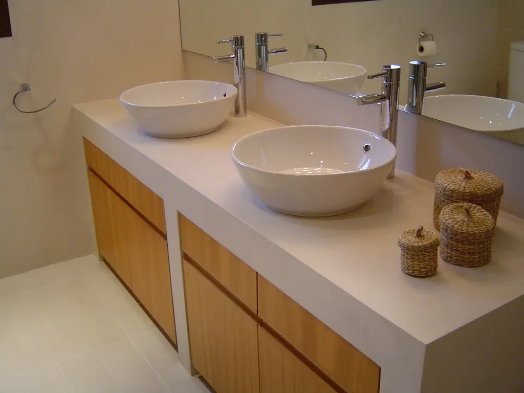 Villa el Olivar Lavabos modernos blancos sobre encimera con grifería cromada y mueble madera
