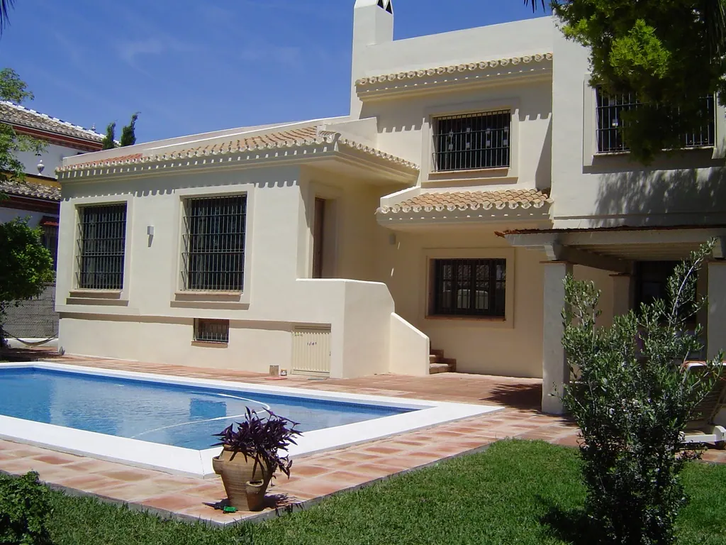 Villa el Olivar Villa mediterranea blanca con piscina y jardin soleado