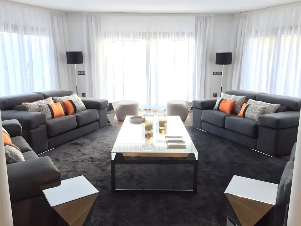 Villa Nueva Andalucía Sala de estar moderna con sofás grises y decoración minimalista